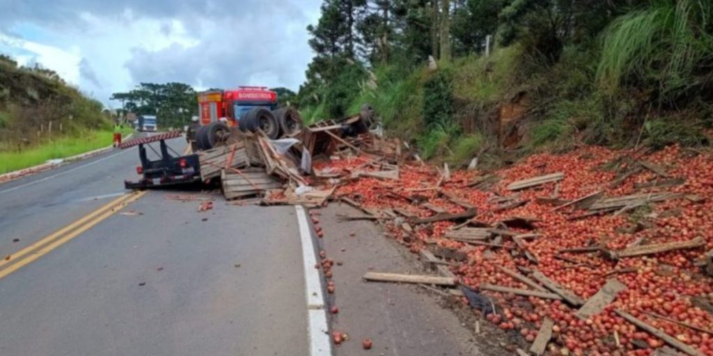 Casal morre após caminhão carregado de maçã capotar em SC