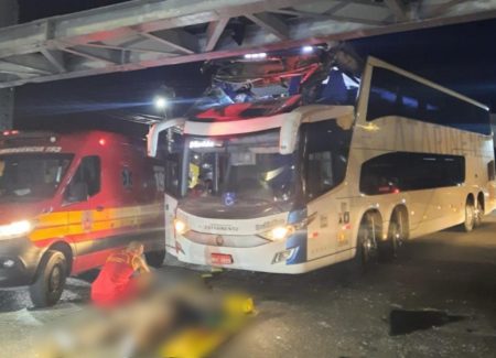Jovem é arremessada de ônibus e outras 3 pessoas ficam feridas após colisão contra viaduto em Itapema