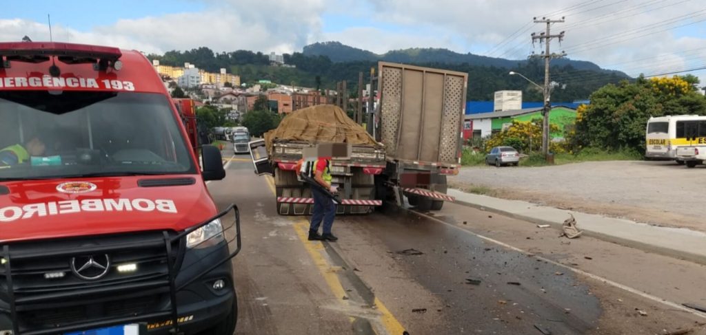 Colisão de veículos em Rio do Sul: condutor pula para fora, sofrendo escoriações