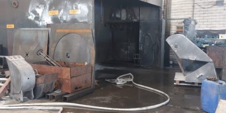 Funcionários combatem incêndio com 500 litros de água em edificação industrial em Blumenau