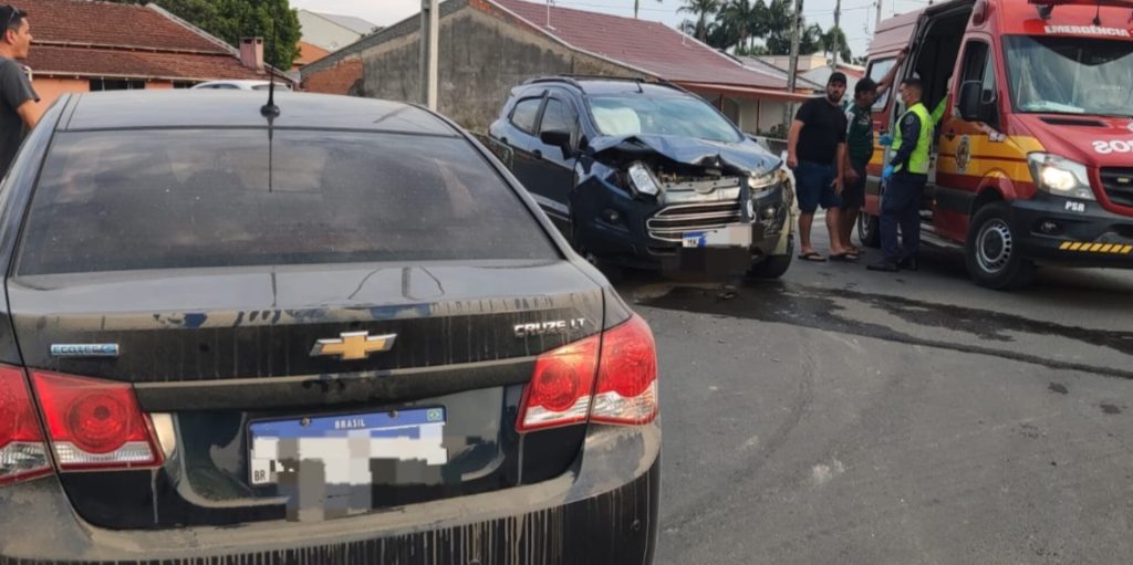 Colisão entre carros leva homem de 33 anos ao hospital em Pouso Redondo