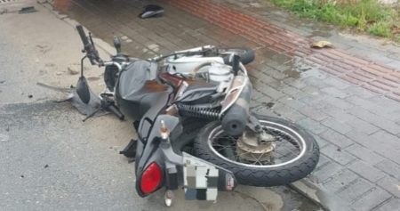 Motociclista de 27 anos sofre fratura na perna após colisão em Blumenau