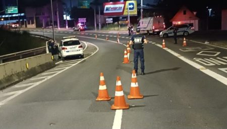 Blitz noturna em Blumenau resulta em dezenas de infrações de trânsito