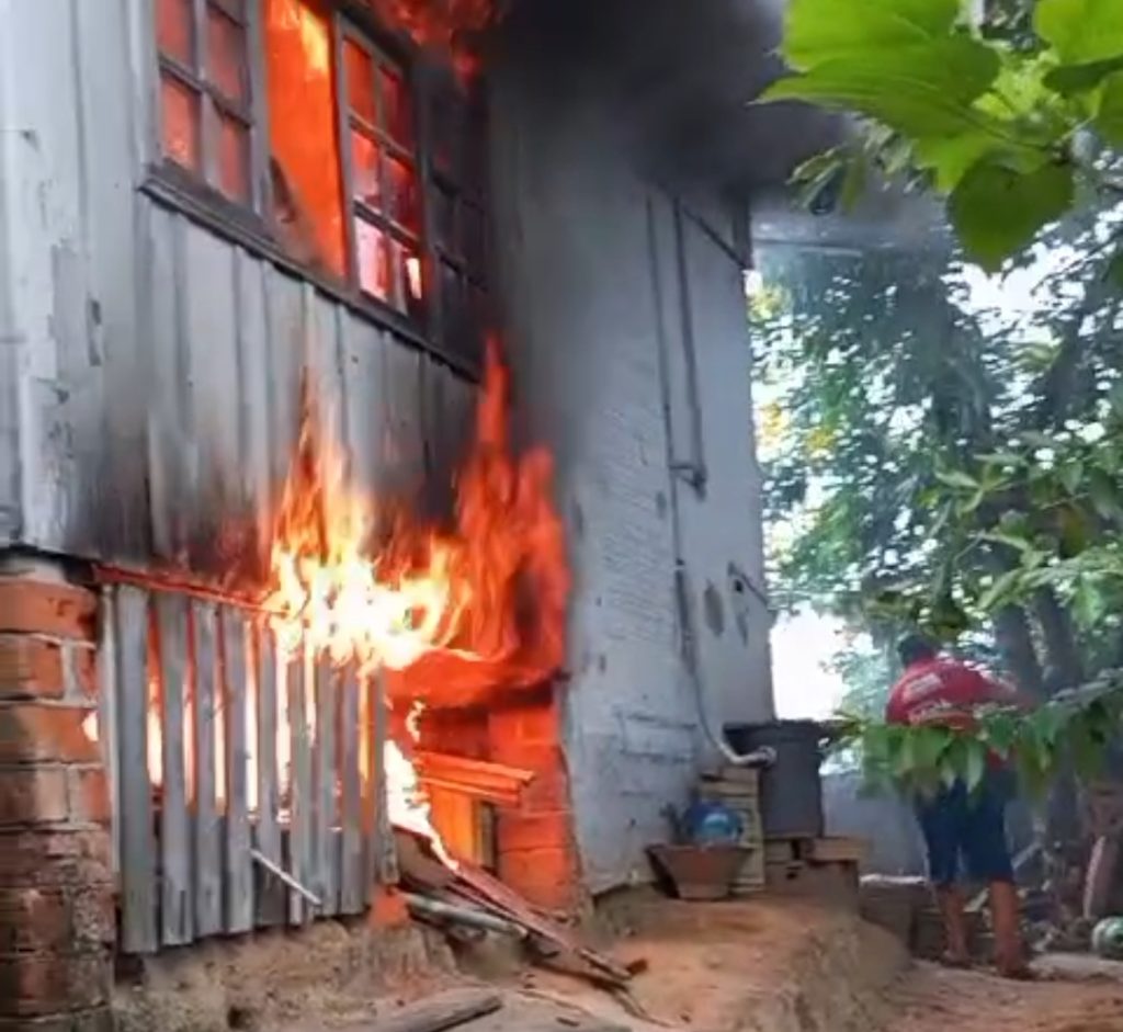 Em Indaial, casa pega fogo com idoso acamado no interior