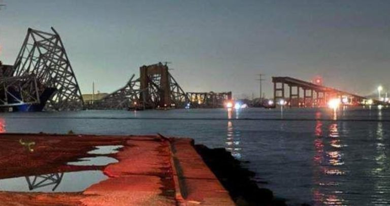 Ponte desaba após colisão de navia cargueiro nos EUA