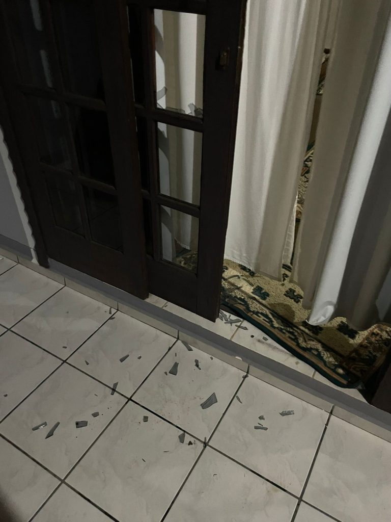 Vidros espalhados no chão da residência. (Créditos: Misturebas News)