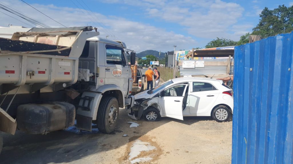 Funcionário de lavação sofre acidente com carro de cliente em Timbó