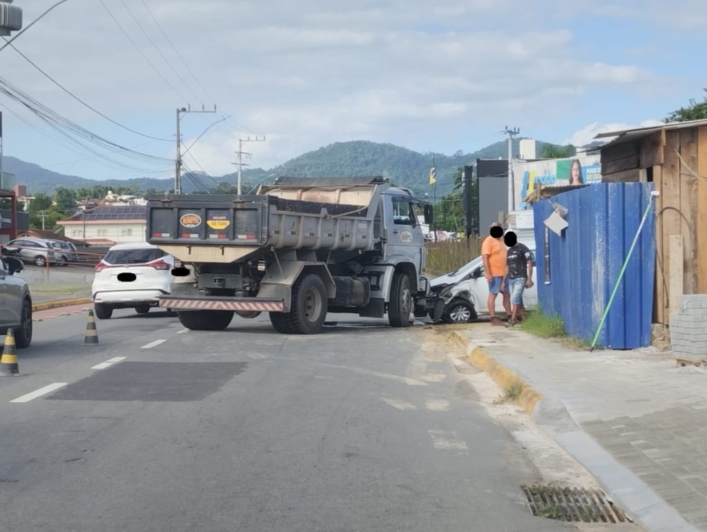 Funcionário de lavação sofre acidente com carro de cliente em Timbó
