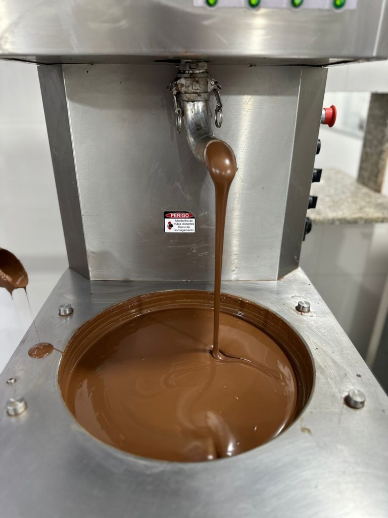 Em Timbó, cerca de 40 pessoas vão trabalhar na produção da maior barra de chocolate do Brasil