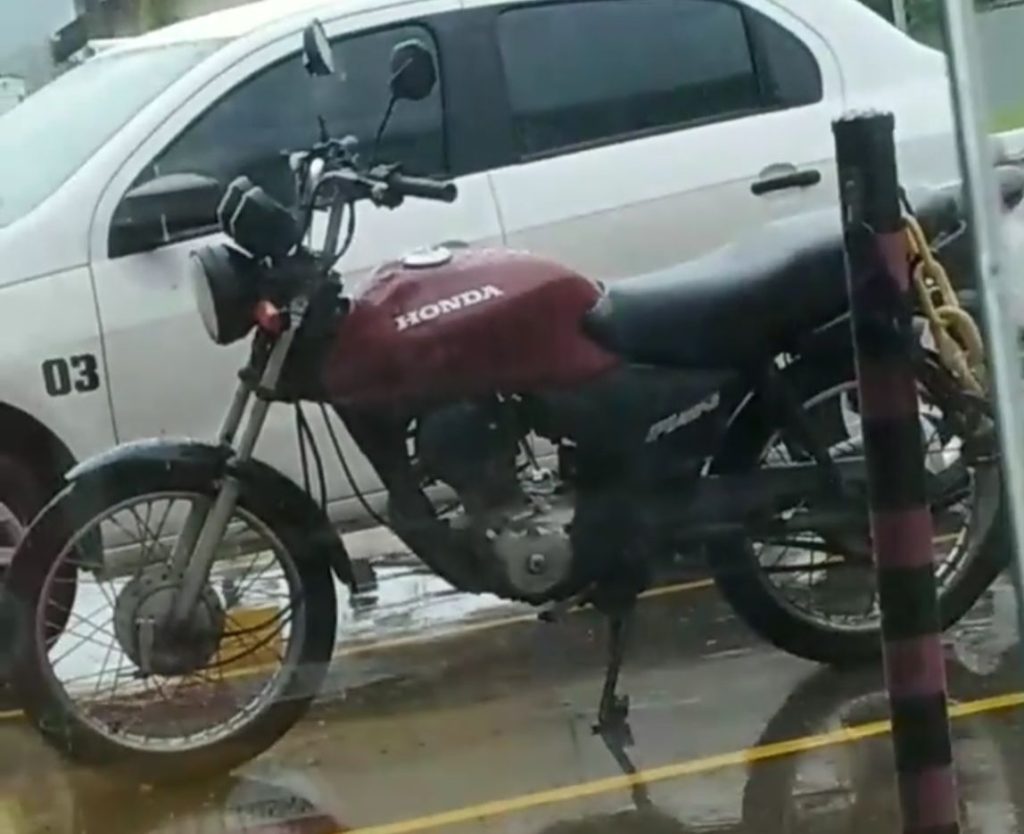 Câmera flagra furto de moto em estacionamento do Hospital Beatriz Ramos, em Indaial; caso não é isolado