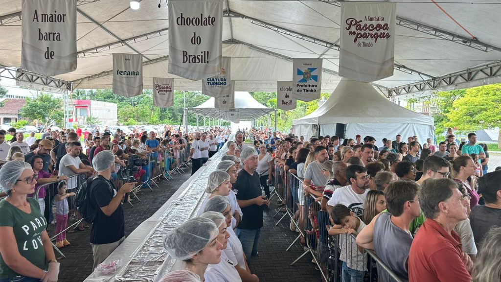 Cerca de 4 mil pessoas prestigiam a maior barra de chocolate do Brasil em Timbó