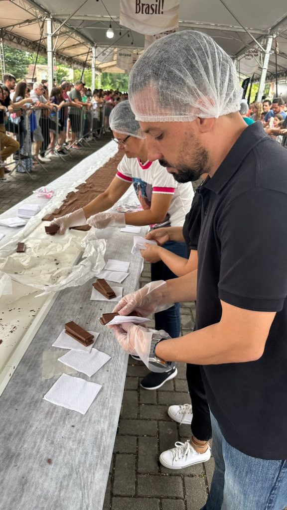 Cerca de 4 mil pessoas prestigiam a maior barra de chocolate do Brasil em Timbó