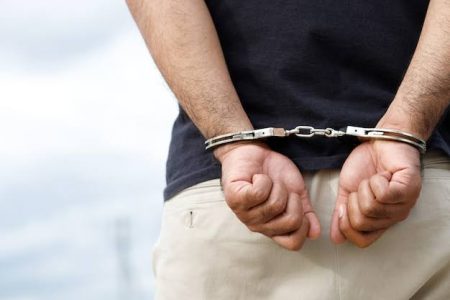 Homem com mandado de prisão em Indaial é preso após ser pego dirigindo bêbado 
