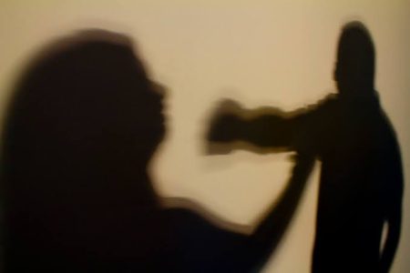 Mulher é agredida com socos em Blumenau após tentar defender os filhos ameaçados pelo marido armado