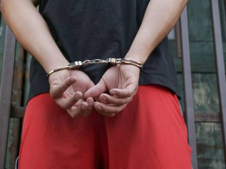 Homem de 19 anos é detido em Blumenau após furtar figurinhas de Pokémon, salgados e refrigerante 