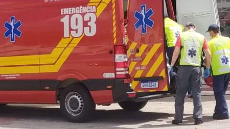 Idoso tem suspeita de fratura após cair de muro durante manutenção em Blumenau 