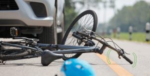 Colisão entre carro e bicicleta deixa ciclista gravemente ferido no bairro Benedito, em Indaial 