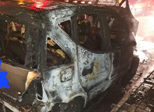 Em Itapema, veículo fica completamente destruído após pegar fogo 