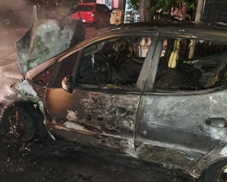 Em Itapema, veículo fica completamente destruído após pegar fogo