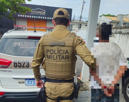 Em Camboriú, homem é preso após tentar beijar menina de 13 anos a força 