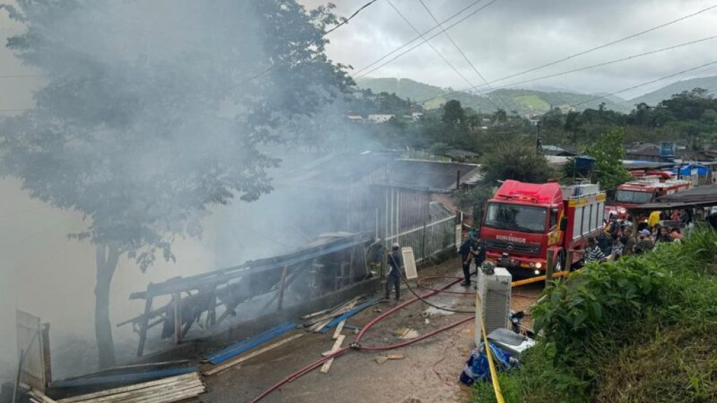 Em Balneário Camboriú, bebê sofre queimaduras no corpo após incêndio destruir residência 