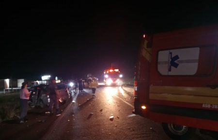 Acidente de trânsito envolvendo 3 veículos na BR-470, em Campos Novos, mata 2 condutores 