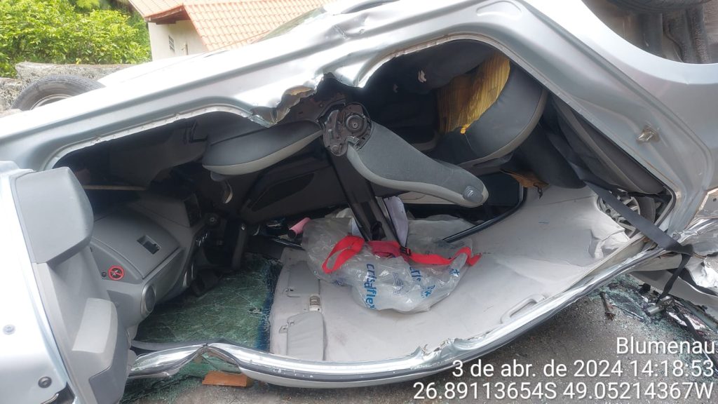 Mulher de 39 anos fica presa às ferragens de cabeça para baixo após capotamento de carro em Blumenau