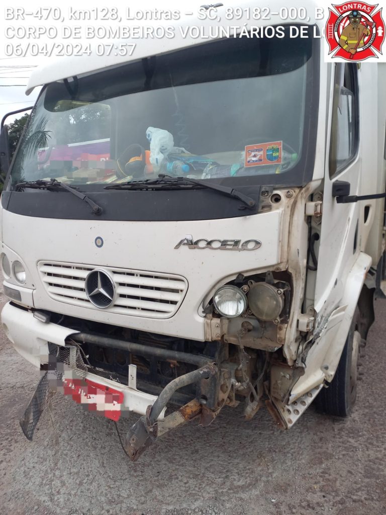 Acidente entre carro e caminhão na BR-470 deixa 7 vítimas