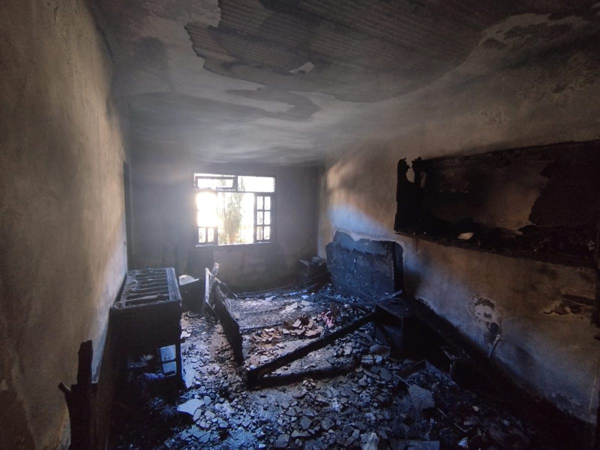 Usuária de drogas é levada ao hospital após ter casa consumida por incêndio em Timbó 