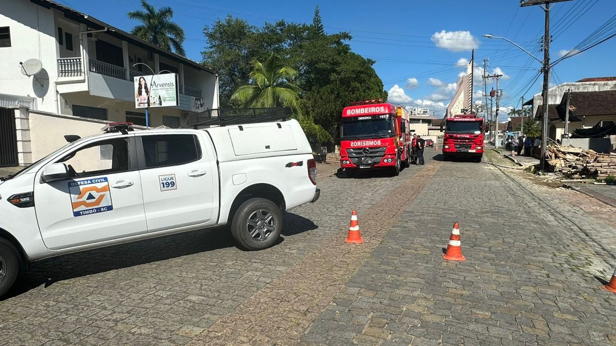 Usuária de drogas é levada ao hospital após ter casa consumida por incêndio em Timbó 
