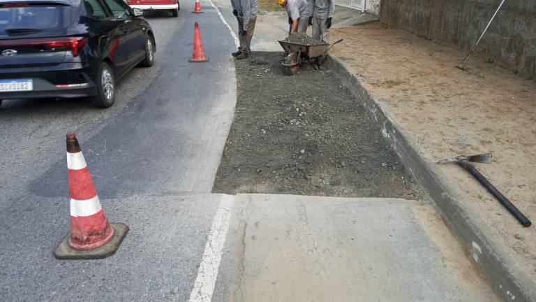 Departamento de Trânsito realiza operação tapa-buraco na Rua Dr. Blumenau em Indaial