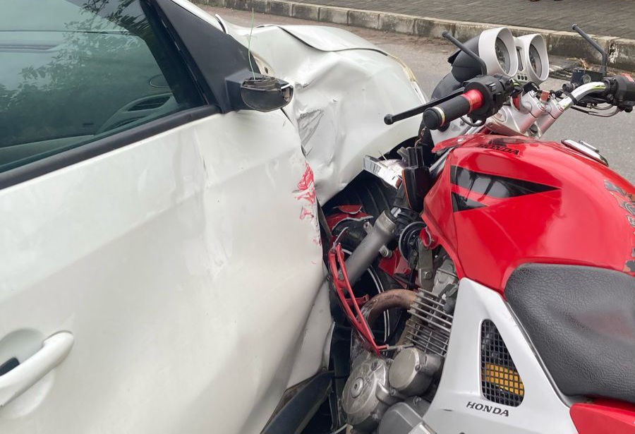 Colisão entre 2 veículos em Indaial deixa motociclista politraumatizado 