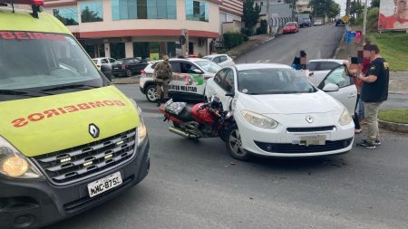 Colisão entre 2 veículos em Indaial deixa motociclista politraumatizado 