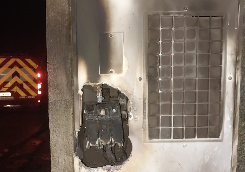 Incêndio em caixa de relógio de energia elétrica é controlado por populares em Ilhota