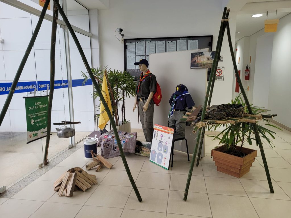 Grupos escoteiros realizam exposição na Câmara de Timbó