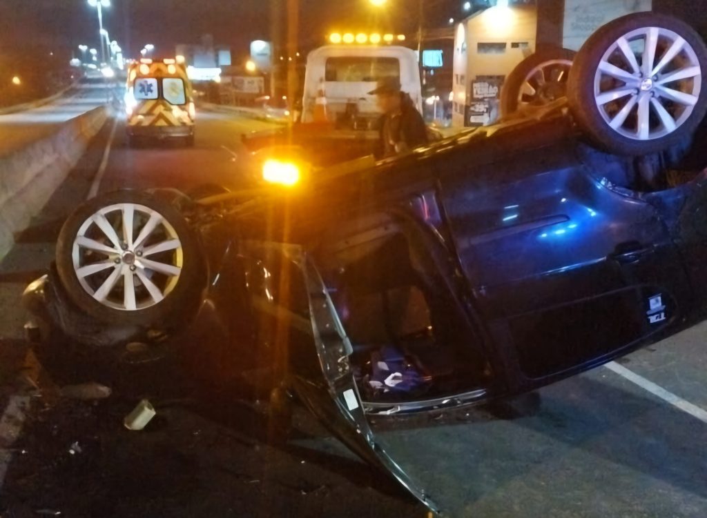 Em Indaial, condutor fica ferido após colisão seguida de capotamento 