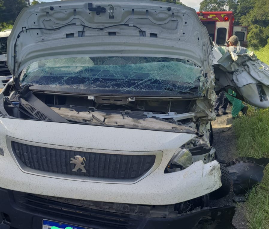 Em Indaial, colisão entre 2 veículos deixa mulher com ferimentos médios 