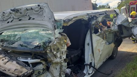 Em Indaial, colisão entre 2 veículos deixa mulher com ferimentos médios 