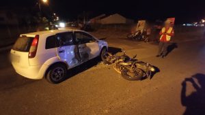 Colisão entre moto e carro em Indaial deixa motociclista com ferimentos médios 
