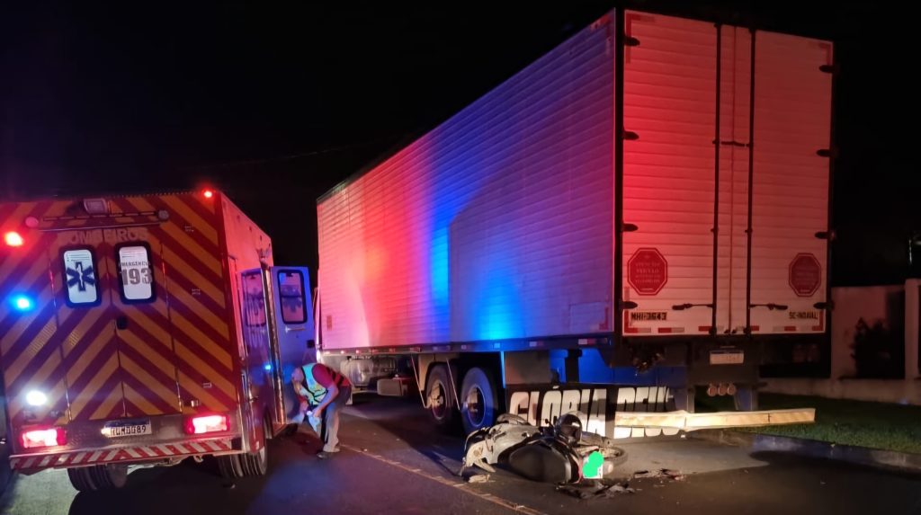 Motociclista tem suspeita de traumatismo em Timbó após colidir contra caminhão estacionado 