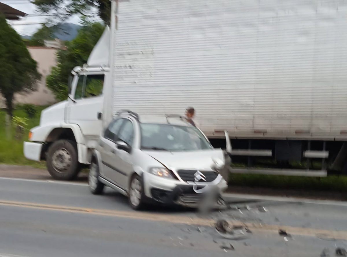 Em Timbó, condutor com suspeita de embriaguez é preso após causar colisão contra caminhão 