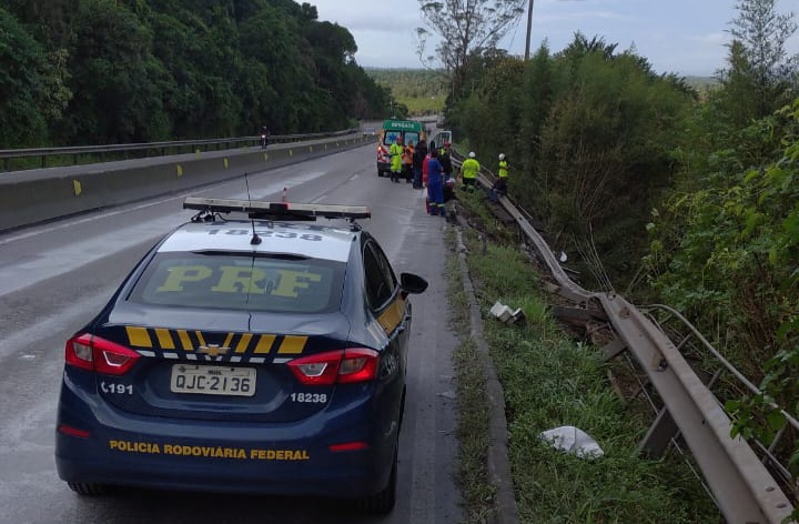 Condutor de caminhão que caiu em barranco após colisão em Palhoça é encontrado em estado grave 