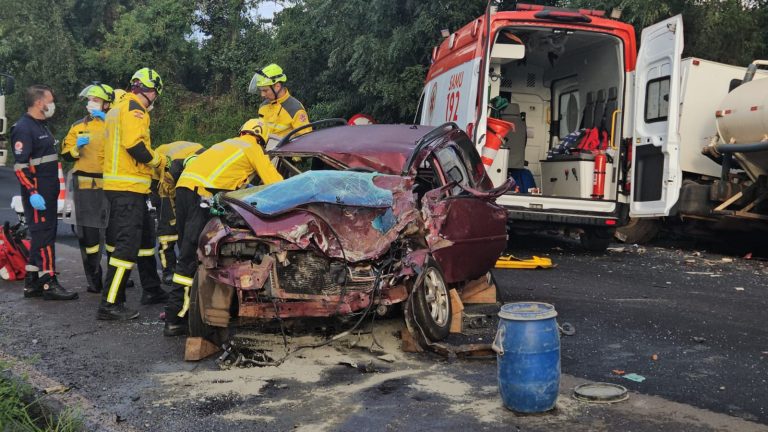 Em Chapecó, condutor sofre traumatismo e fratura após colisão frontal contra caminhão 