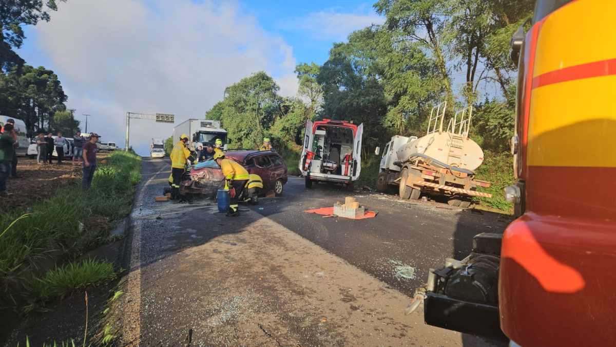 Em Chapecó, condutor sofre traumatismo e fratura após colisão frontal contra caminhão 