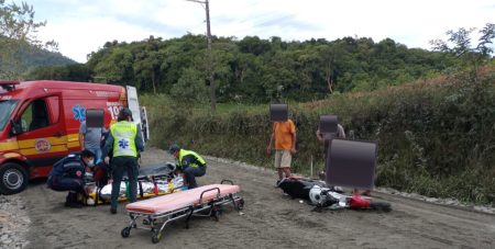 Homem de 53 anos sofre fratura na perna em colisão com motoniveladora em Rio dos Cedros