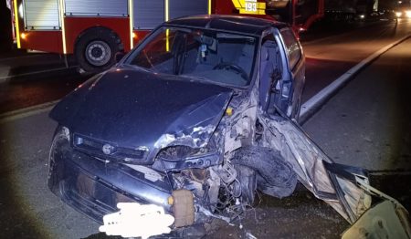 Colisão entre Palio e carreta Volvo na BR-470 deixa condutor ferido