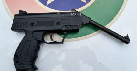 Menor de 17 anos é detido com pistola calibre .22 e drogas em Rio do Sul