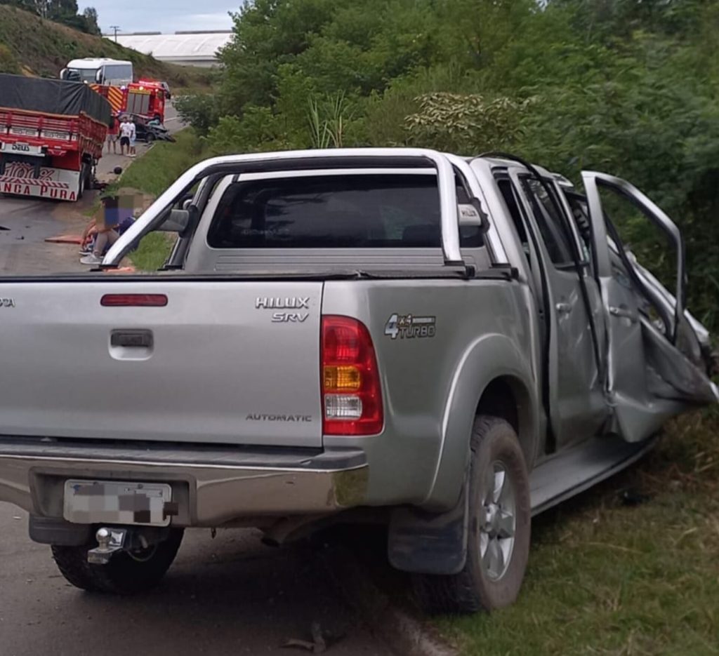 Grave acidente entre carro, camionete e caminhão na BR-470 deixa 6 vítimas sendo 1 fatal