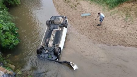 Carro despenca em rio de Brusque por possível falha no freio de mão