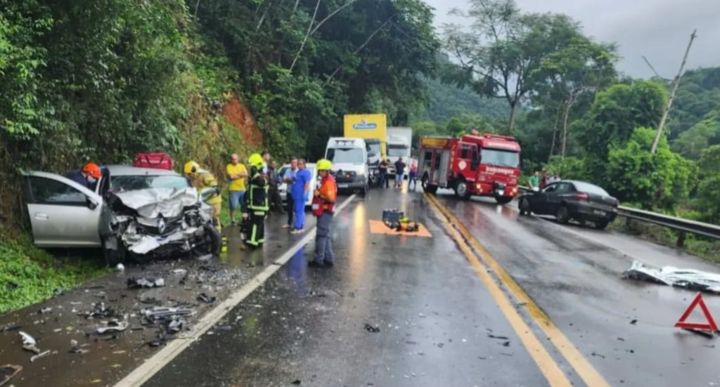 Grave acidente na BR-470 deixa uma pessoa morta e outras feridas em Ibirama